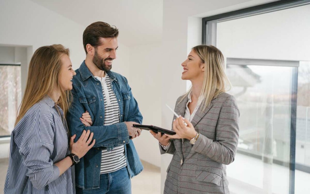 Agent immobilier en train de parler avec un couple lors de l'estimation de leur bien