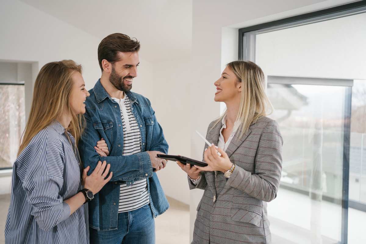 Agent immobilier en train de parler avec un couple lors de l'estimation de leur bien